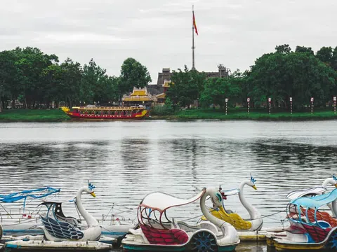 Tản bộ dọc sông Hương, ngắm nhìn một Huế rất đời thường