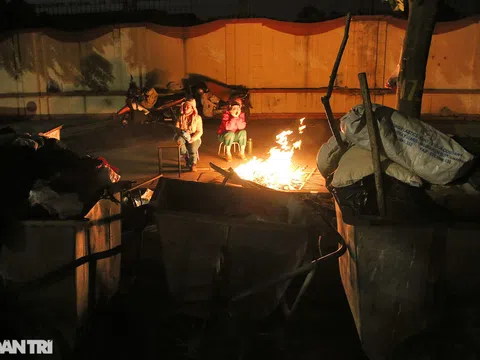 Người lao động nghèo vật lộn mưu sinh trong đêm giá rét ở Hà Nội