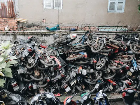 Cận cảnh hàng trăm xe máy bị chủ nhân "bỏ rơi", chất cao như núi ở bến xe lớn nhất Sài Gòn