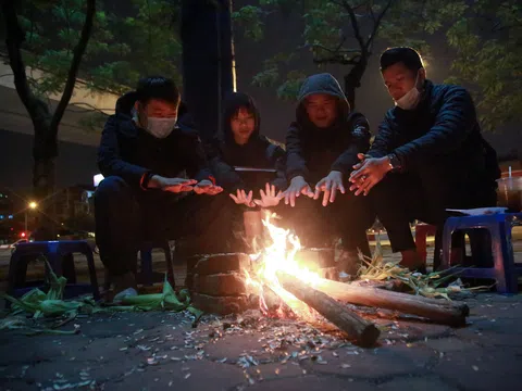 Người dân Hà Nội đốt lửa xua tan đi lạnh như cắt cắt da thịt ban đêm