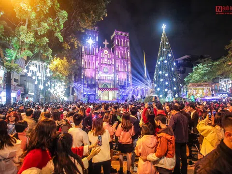 Hàng nghìn người đổ về nhà thờ trong đêm Giáng sinh