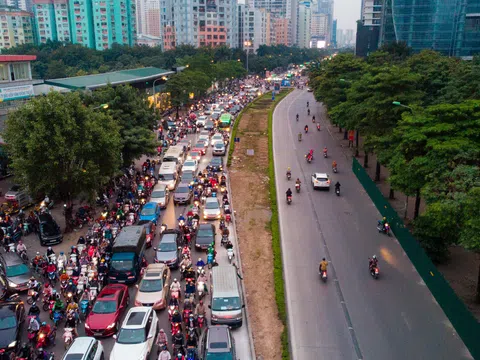 Hình ảnh bất ngờ trên tuyến đường Lê Văn Lương giờ cao điểm