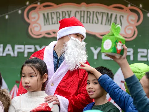 Một ngày phát quà của ông giá Noel