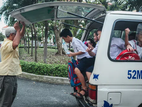 Ông giáo nghèo và chuyến xe chuyên chở tuổi thơ