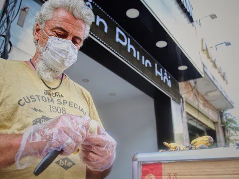 Du khách người Pháp mưu sinh bằng nghề bán chuối chiên vì Covid-19