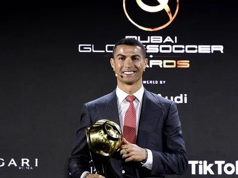 Ronaldo được xướng tên là Cầu thủ xuất sắc nhất thế kỷ