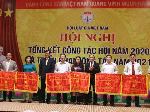 Tạp chí Đời sống & Pháp luật đón nhận Cờ thi đua của hội Luật gia Việt Nam