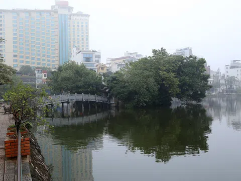 Ngôi đền độc đáo trên mặt hồ Trúc Bạch