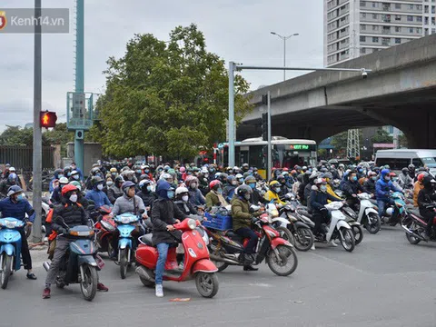 Đường Hà Nội chật cứng xe cộ, hàng nghìn người "chôn chân", vật lộn với giá rét xấp xỉ 10 độ C