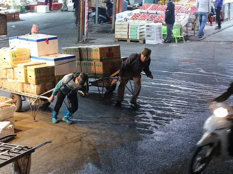 Hình ảnh người dân oằn mình trong đêm lạnh cắt da cắt thịt