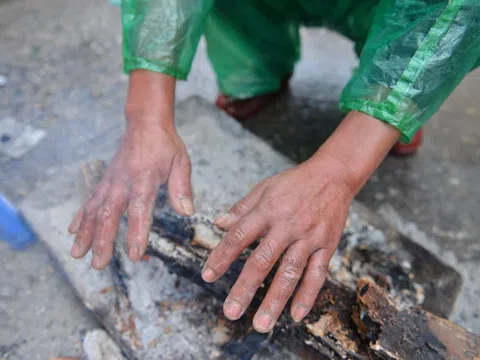 Những đôi tay trần bê đá và ngâm trong nước giữa trời rét dưới 10 độ
