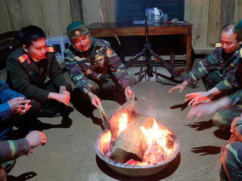 Dầm mình trong giá rét âm độ, lính biên phòng "Tết này ở lại biên cương"