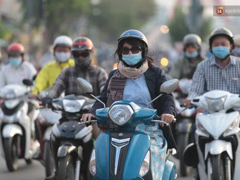 Nhiệt độ giảm còn 19 độ C, người Sài Gòn mặc áo ấm và quàng khăn nhưng vẫn co ro vì lạnh