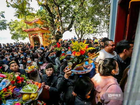 Dòng người chen chân lễ Phủ Tây Hồ cuối năm