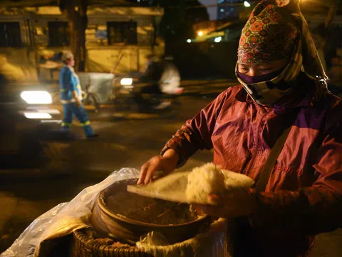 Người thức trắng đêm bán đồ ăn nóng đêm giá lạnh