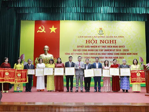 Công đoàn Dược phẩm Tâm Bình nhận Cờ thi đua của LĐLĐ thành phố Hà Nội