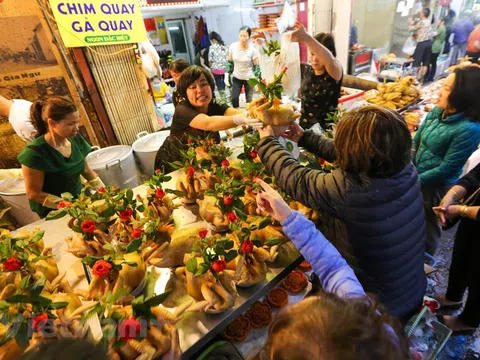 Xem người phố Cổ tiêu tiền như thế nào ở đặc khu mua sắm Tết “chợ nhà giàu”