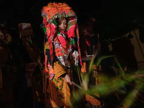 Độc đáo Lễ cưới người Dao: Cô dâu chém hình nhân, thay y phục trước cổng nhà chồng