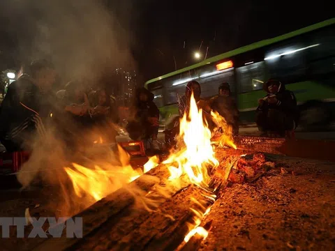 Người dân Hà Nội đốt lửa sưởi ấm trên phố giữa cái lạnh tê tái