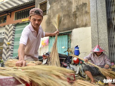 Xóm chổi Sài Gòn nhộn nhịp nhờ dịp tết nhà nào cũng sắm chổi mới