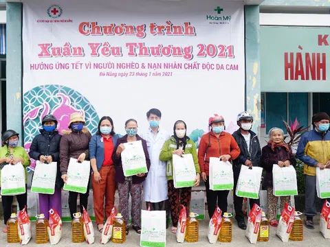 “Xuân Yêu Thương 2021” đến với người dân khó khăn tại xã Hòa Khương