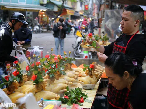 Chợ phố cổ Hà Nội sôi động trong ngày rằm cuối cùng năm Canh Tý