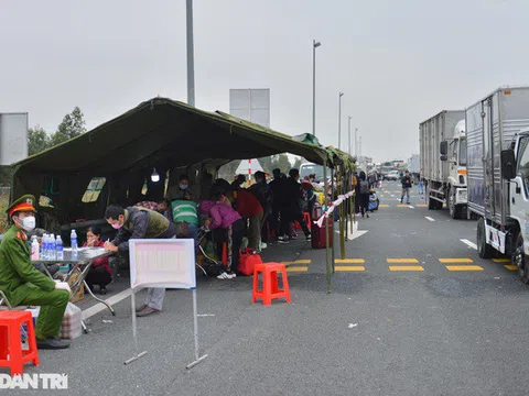 Hàng nghìn người dân xếp hàng trên cao tốc khai báo y tế để vào Quảng Ninh