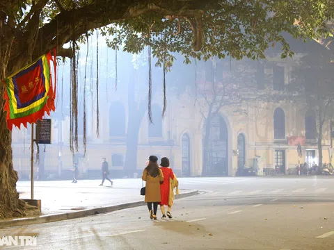 Dịch Covid-19 bùng phát trở lại, phố đi bộ Hồ Gươm đìu hiu trong dịp cuối tuần