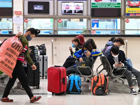 Hàng trăm sinh viên ra bến xe về quê ăn Tết sớm