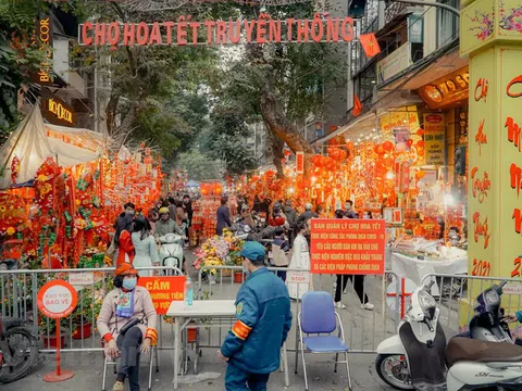 Phố Hàng Mã ngập tràn sắc đỏ những ngày cận Tết Nguyên đán Tân Sửu