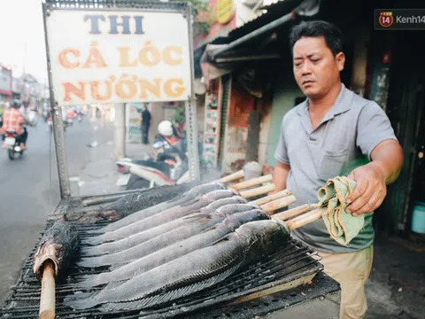 Người Sài Gòn tấp nập mua cá lóc cúng ông Công ông Táo, chủ tiệm nướng mỏi tay không kịp bán