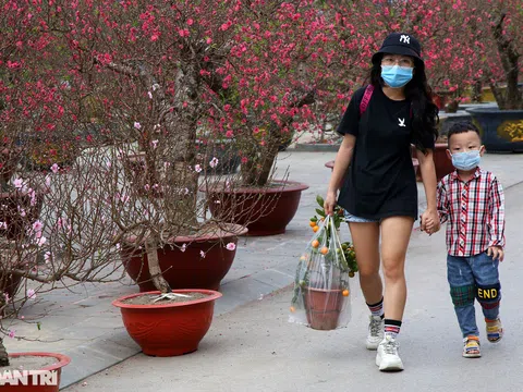 Bắt buộc đeo khẩu trang khi vào chợ Vạn Phúc (Hà Đông) sắm Tết