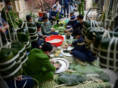 Lính cứu hỏa trổ tài gói bánh chưng đón Tết