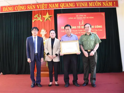 Trao bằng Tổ quốc ghi công cho 2 chiến sĩ công an Đà Nẵng hi sinh khi truy bắt nhóm gây rối trật tự