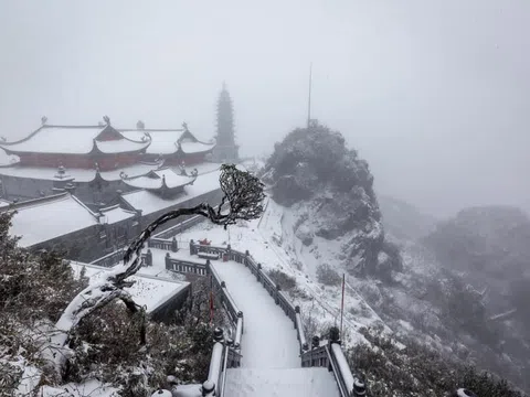 28 Tết Tân Sửu, tuyết rơi trắng xoá trên đỉnh Fansipan