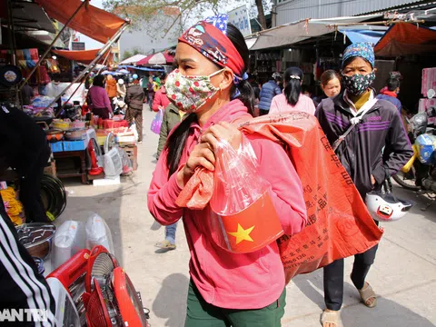 NGƯỜI DÂN NHỘN NHỊP MUA CỜ TỔ QUỐC VỀ TRANG TRÍ TẾT Ở PHIÊN CHỢ CUỐI NĂM