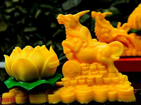 Độc đáo nến trâu vàng kéo thóc gạo chơi Tết