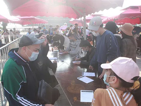 Người dân chen nhau khai báo y tế, viếng chùa Tam Chúc chiều mùng 3 Tết