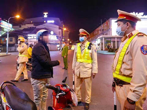 Xử phạt hơn 70 người không đeo khẩu trang trên phố cổ