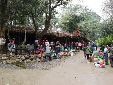 Đặc sắc chợ phiên của đồng bào dân tộc Mông nơi biên cương