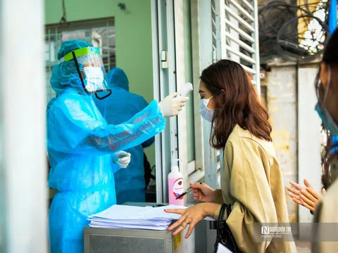 Cận cảnh xét nghiệm Covid-19 cho người dân từ Hải Dương về Hà Nội