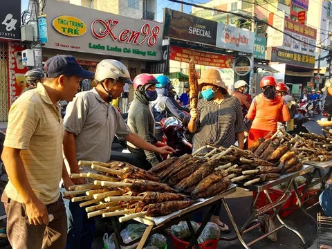 Sài Gòn: Phố cá lóc nướng đông nghẹt ngày vía Thần tài