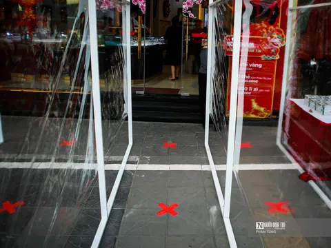 Hà Nội: Tiệm vàng lắp vách ngăn ngày Vía Thần Tài
