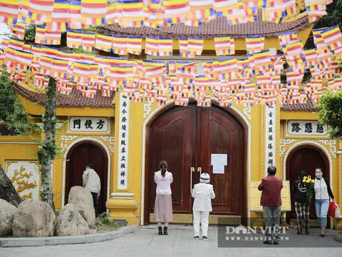 Hà Nội: Lực lượng chức năng kiểm soát, người dân lập bàn lễ và vái vọng trước cổng đền chùa