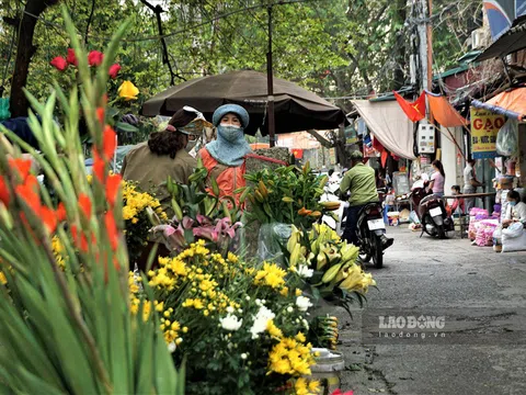 Rằm tháng Giêng: Chợ dân sinh ế ẩm, người bán đông hơn người mua