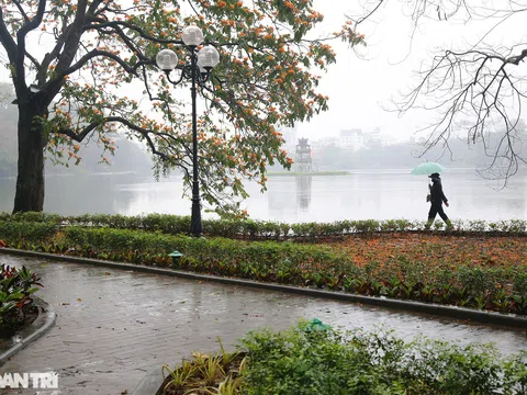 Hồ Gươm đẹp lãng mạn trong sương sớm