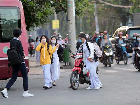 Đường phố Sài Gòn ùn tắc trong ngày học sinh trở lại trường sau thời gian nghỉ dịch COVID-19