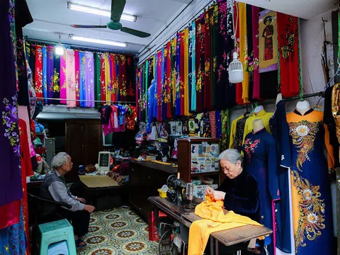 Gia đình 4 đời may áo dài ở phố Cổ: Từ chân máy khâu rỉ sét đến thương hiệu nổi danh Hà thành