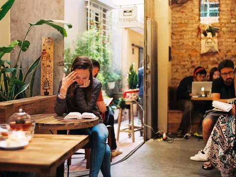 Hà Nội: Ngày đầu được mở cửa trở lại, quán cà phê đông như “trẩy hội”