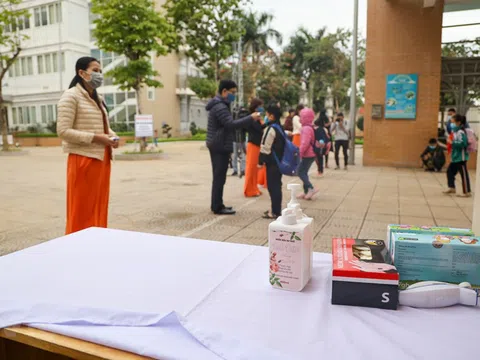 Học sinh Hà Nội trở lại trường, thực hiện nghiêm ngặt công tác phòng dịch COVID-19